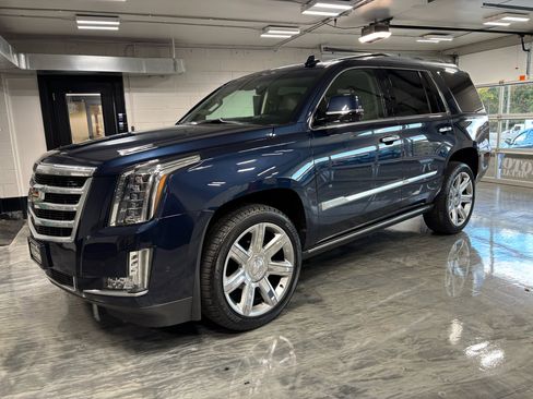 Used 2020 Cadillac Escalade Premium Luxury image 5