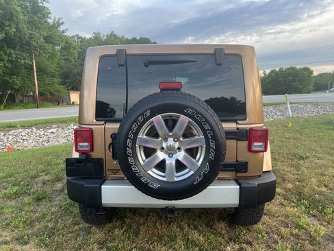 Used 2015 Jeep Wrangler Unlimited Sahara w/ Max Tow Package AWD/4WD image 4