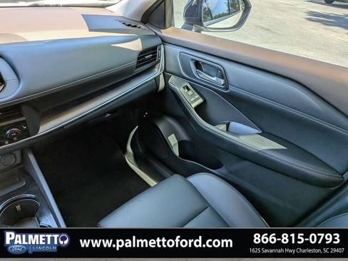 Used 2023 Nissan Rogue SV w/ SV Premium B Package FWD image 17