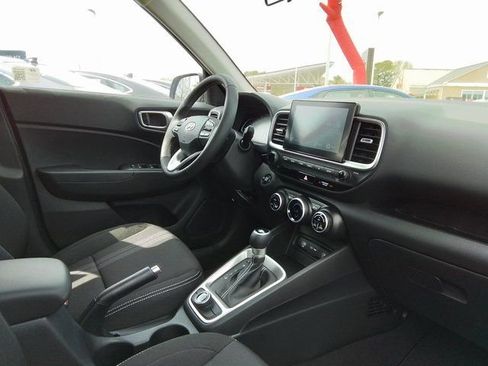 New 2025 Hyundai Venue SEL image 18