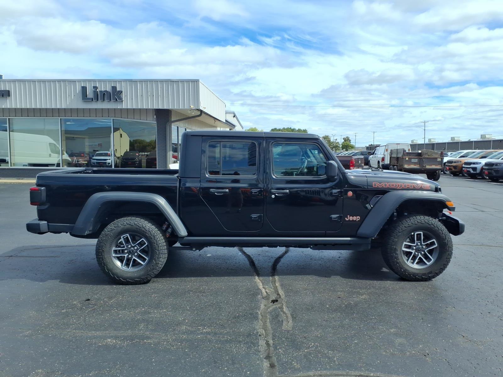 Used 2026 Jeep Gladiator Mojave AWD/4WD image 2