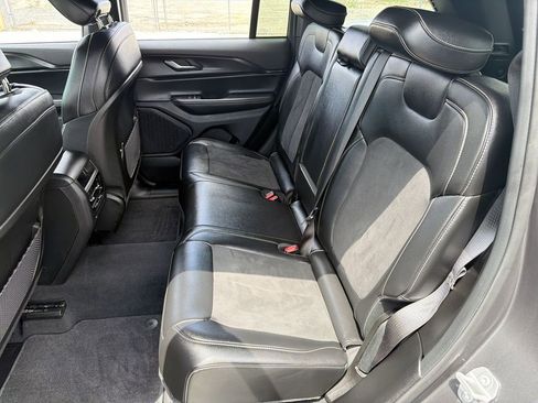 Used 2025 Jeep Grand Cherokee Altitude RWD image 23