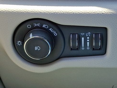 Used 2024 Chrysler Pacifica Touring-L FWD image 25