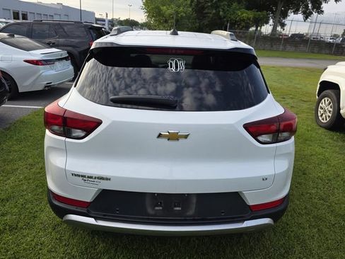 Used 2021 Chevrolet TrailBlazer LT w/ Convenience Package FWD image 3