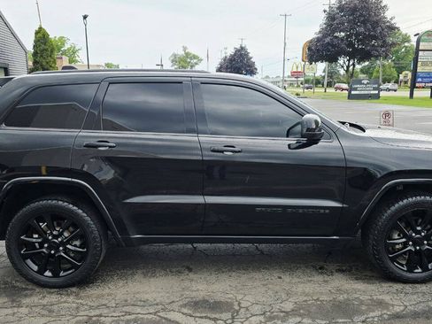Used 2017 Jeep Grand Cherokee Altitude AWD/4WD image 7