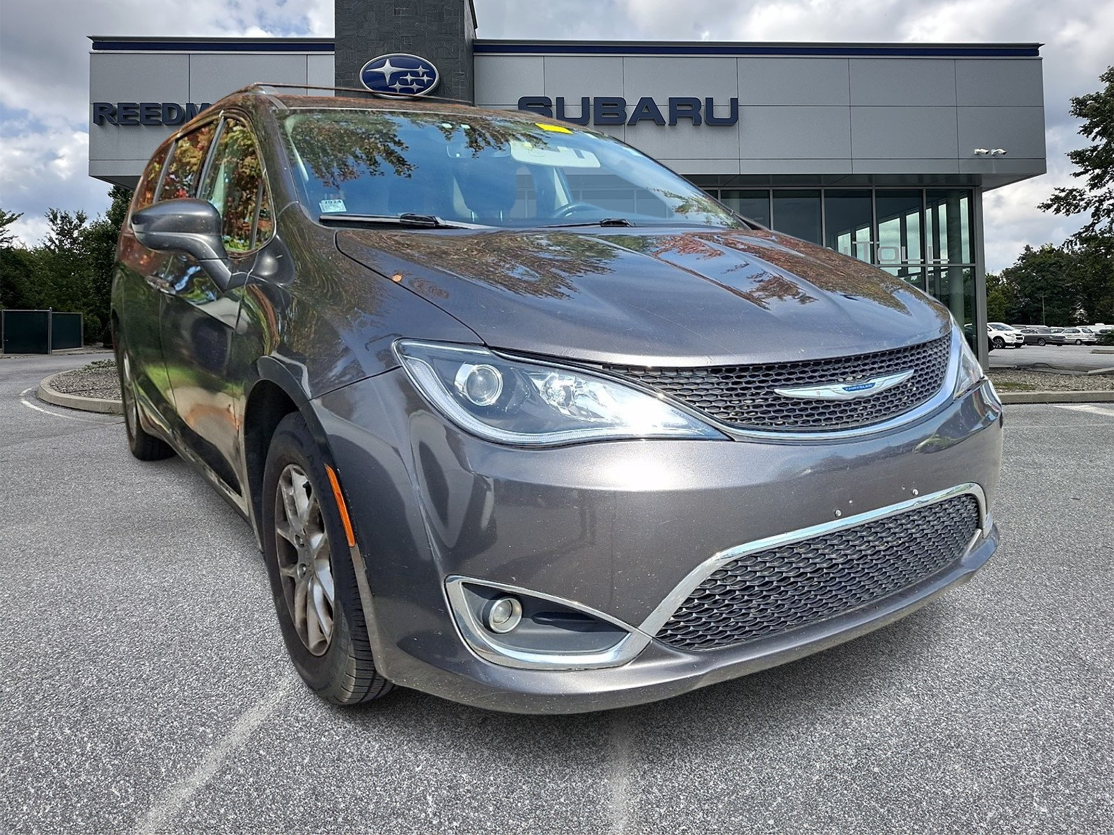 Used 2020 Chrysler Pacifica Touring-L FWD image 1