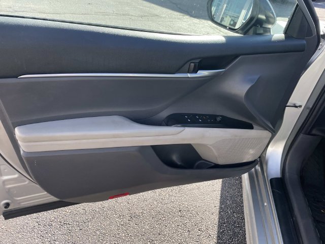 Used 2020 Toyota Camry SE w/ Convenience Package FWD image 16