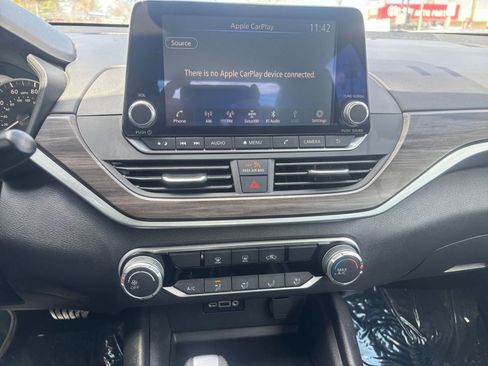 Used 2025 Nissan Altima 2.5 SV FWD image 17