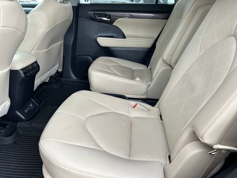 Used 2023 Toyota Highlander Platinum image 19