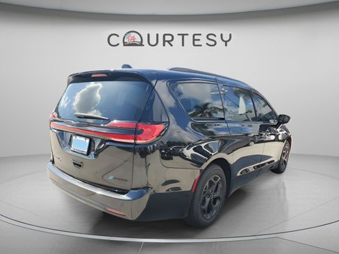 Used 2021 Chrysler Pacifica Limited w/ Uconnect Theater Family Group FWD image 3