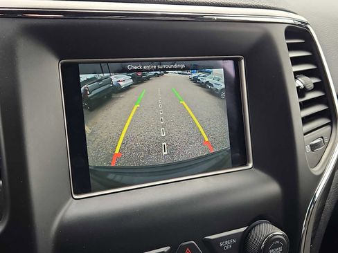 Used 2020 Jeep Grand Cherokee Laredo image 16