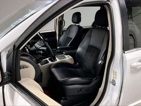 Used 2020 Dodge Grand Caravan SXT image 21