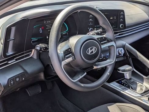 Used 2025 Hyundai Elantra Hybrid FWD image 14