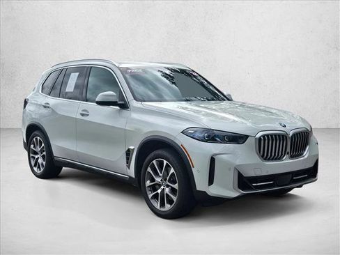 Used 2024 BMW X5 xDrive40i w/ Premium Package image 3
