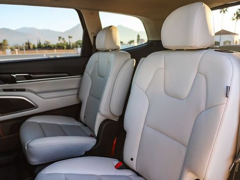 Used 2025 Kia Telluride S FWD image 19
