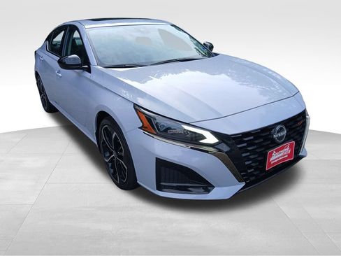 Used 2023 Nissan Altima 2.5 SR w/ SR Premium Package FWD image 16