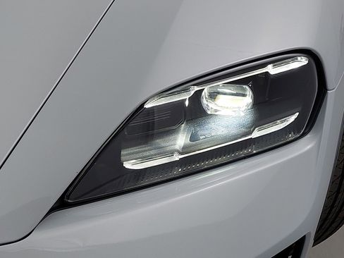 New 2025 Porsche Taycan image 34