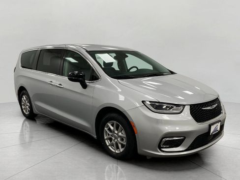 Used 2024 Chrysler Pacifica Touring-L image 1