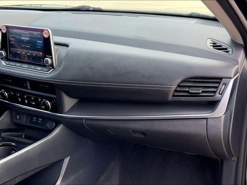 Used 2024 Nissan Rogue S FWD image 17