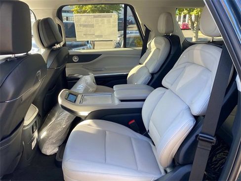 New 2025 Lincoln Navigator Reserve image 7