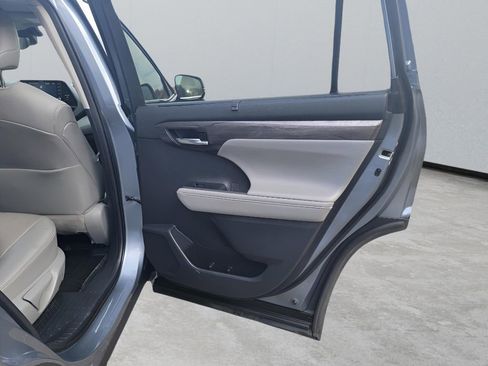 Used 2021 Toyota Highlander Limited image 32