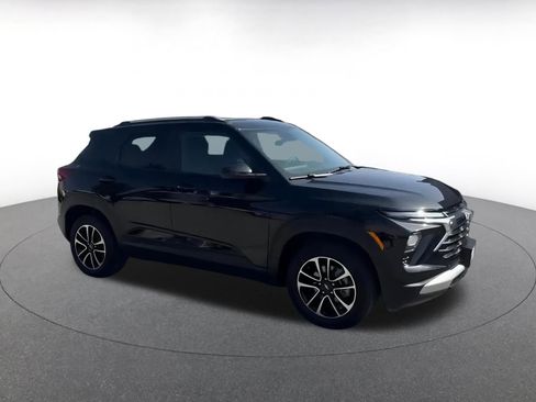 Used 2025 Chevrolet TrailBlazer LT image 2