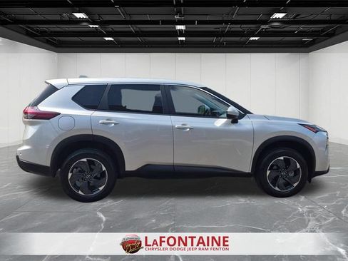 Used 2025 Nissan Rogue SV AWD/4WD image 6