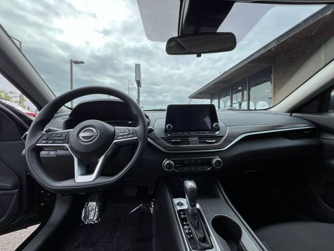 Used 2025 Nissan Altima 2.5 SV FWD image 34