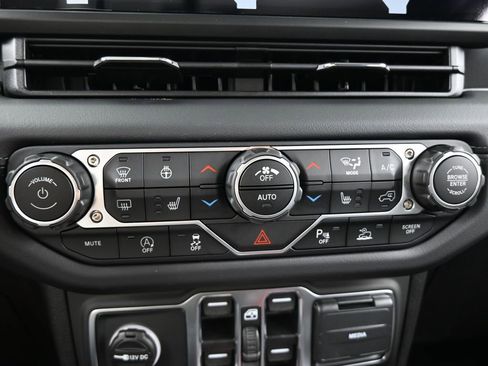 Used 2025 Jeep Wrangler Sahara AWD/4WD image 20