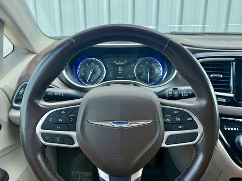 Used 2017 Chrysler Pacifica Touring-L FWD image 24