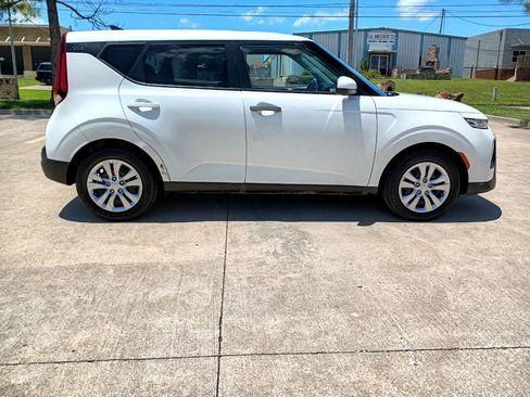 Used 2020 Kia Soul LX image 2
