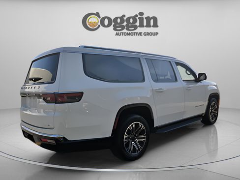 Used 2024 Jeep Wagoneer L Series II RWD image 5