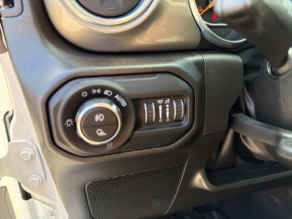 Used 2022 Jeep Gladiator Overland w/ Cold Weather Group AWD/4WD image 15