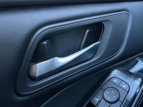 Used 2025 Nissan Rogue SV FWD image 18