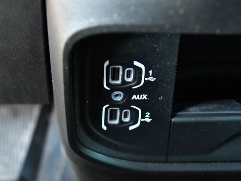 Used 2026 RAM 2500 Laramie AWD/4WD image 32