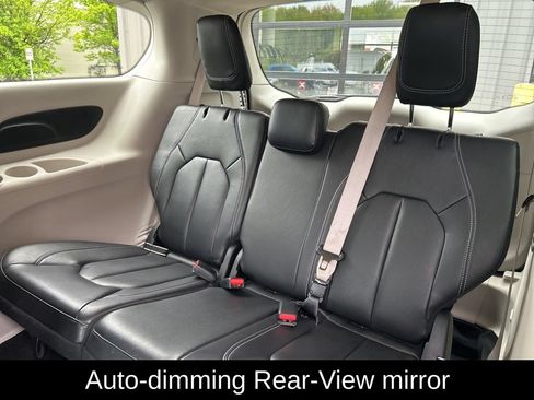 Used 2022 Chrysler Pacifica Touring-L FWD image 25