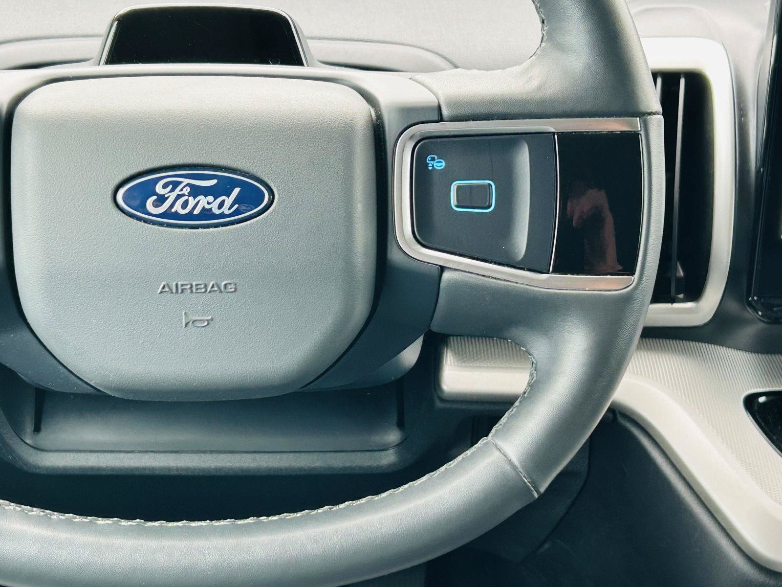 Used 2025 Ford Expedition Active AWD/4WD image 24