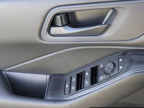 Used 2025 Nissan Rogue S image 24