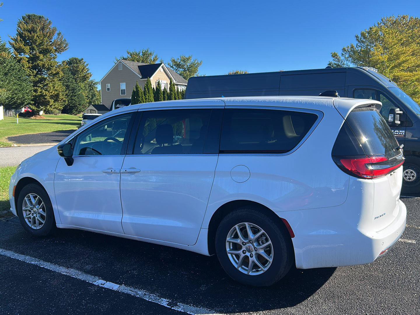 Used 2024 Chrysler Pacifica Touring-L FWD image 3