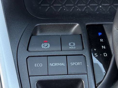 Used 2025 Toyota RAV4 XLE FWD image 21