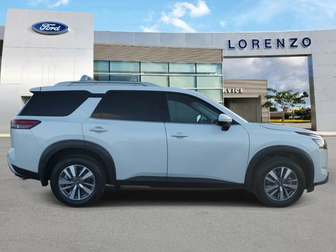 Used 2025 Nissan Pathfinder SL image 4