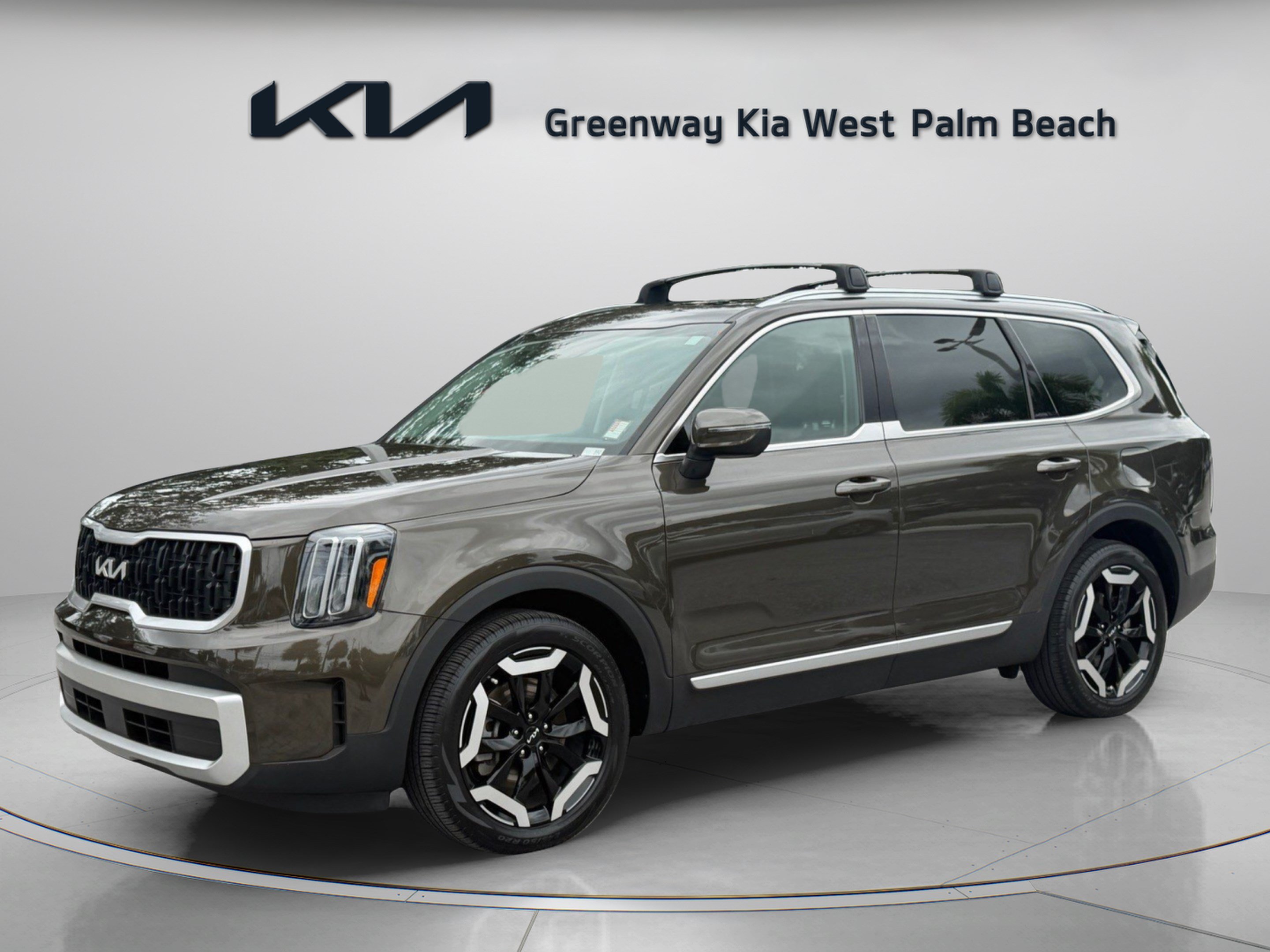 Used 2024 Kia Telluride EX FWD image 3
