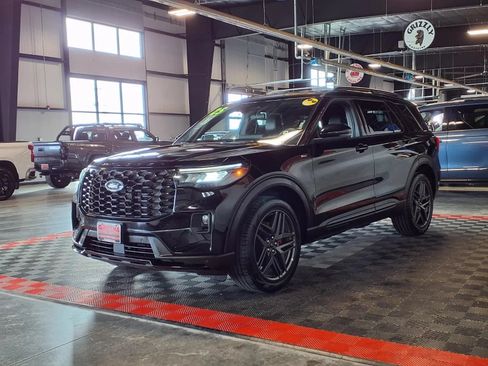 Used 2025 Ford Explorer ST-Line w/ ST-Line Street Pack AWD/4WD image 3