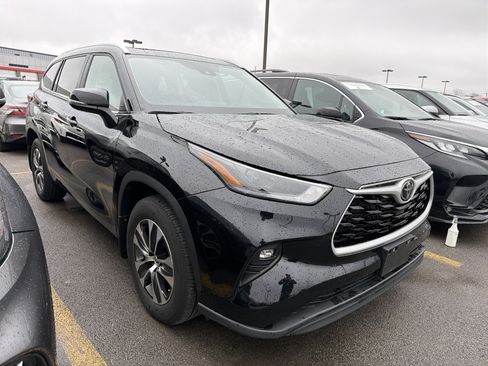 Used 2023 Toyota Highlander XLE AWD/4WD image 2