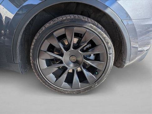 Used 2022 Tesla Model Y Long Range image 3