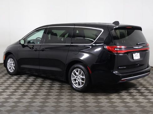 Used 2024 Chrysler Pacifica Touring-L FWD image 10