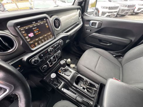Used 2022 Jeep Wrangler Unlimited Sahara AWD/4WD image 19