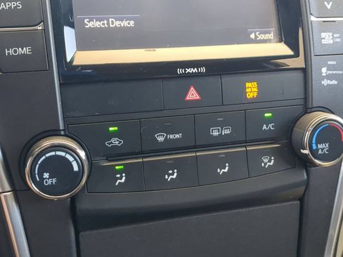 Used 2016 Toyota Camry SE w/ Moonroof Package FWD image 21