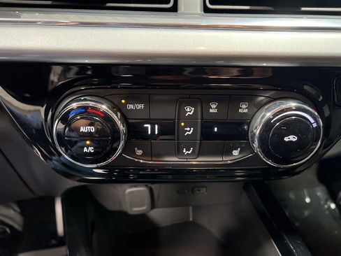 Used 2025 Chevrolet Trax LT w/ LT Convenience Package image 31