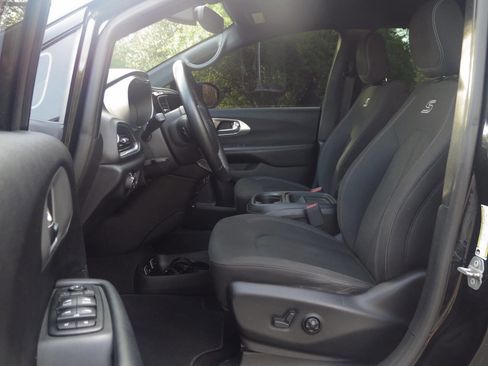 Used 2019 Chrysler Pacifica Touring Plus w/ S Appearance Package FWD image 11